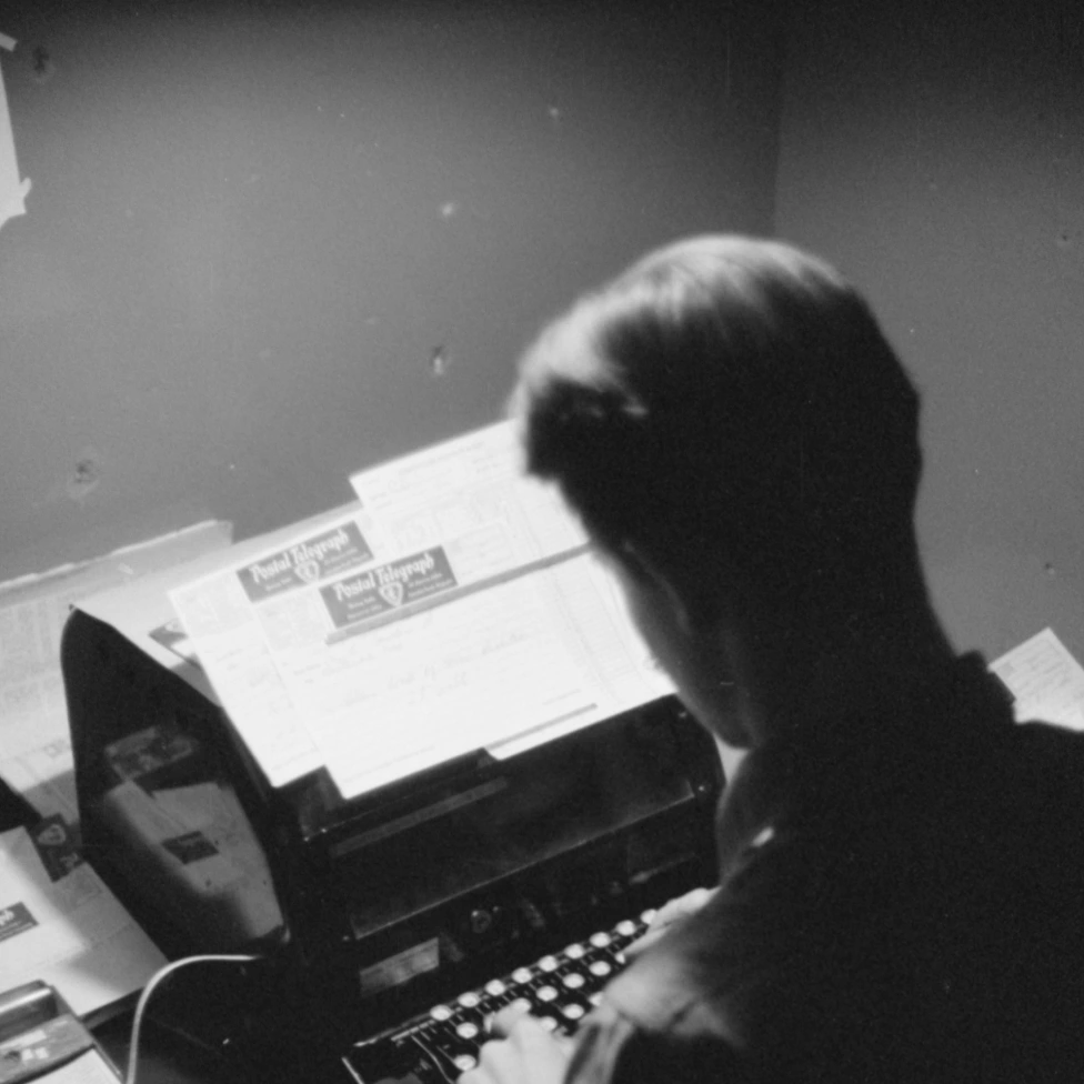 Sobre mí Imagen de una persona tecleando en una máquina de escribir.